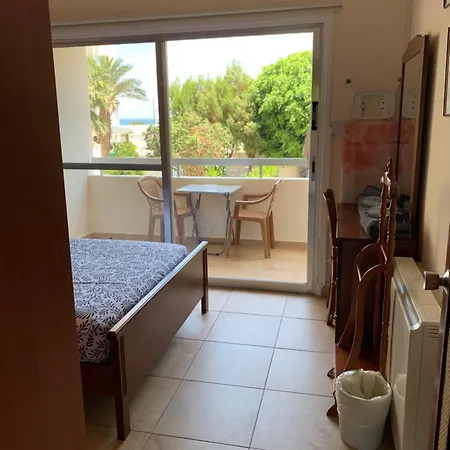 Piale Palms Makenzie Front Apartment, Larnaca