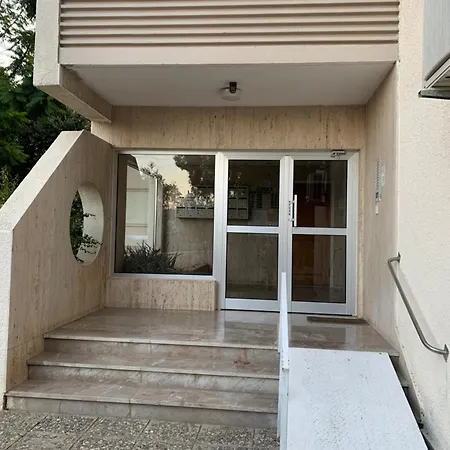 Piale Palms Makenzie Front Apartment, Larnaca